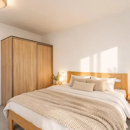 Alure Residences 12 & 24h Self Check-in & Private Parking Next To The Building Included, Center Right On Snp Square In A Quiet Passage, New Building, In Town * Μπάνσκα Μπίστριτσα