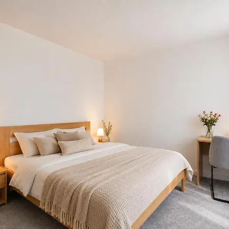 Apartman Alure Residences 12 & 24h Self Check-in & Private Parking Next To The Building Included, Center Right On Snp Square In A Quiet Passage, New Building, In Town Besztercebánya